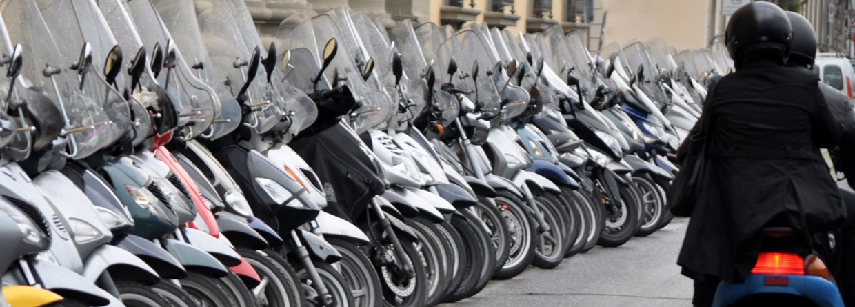 velen scooters langs de weg