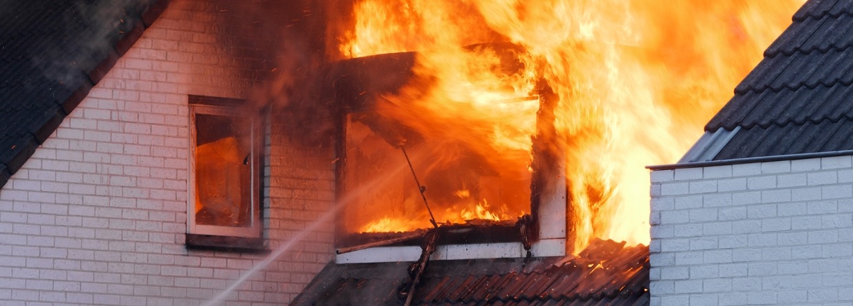 Vlammen uit het raam van een woning