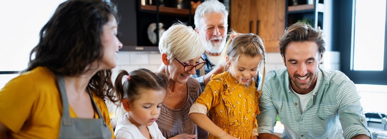 Een familie heeft het leuk samen tijdens het klaarmaken van eten in de keuken
