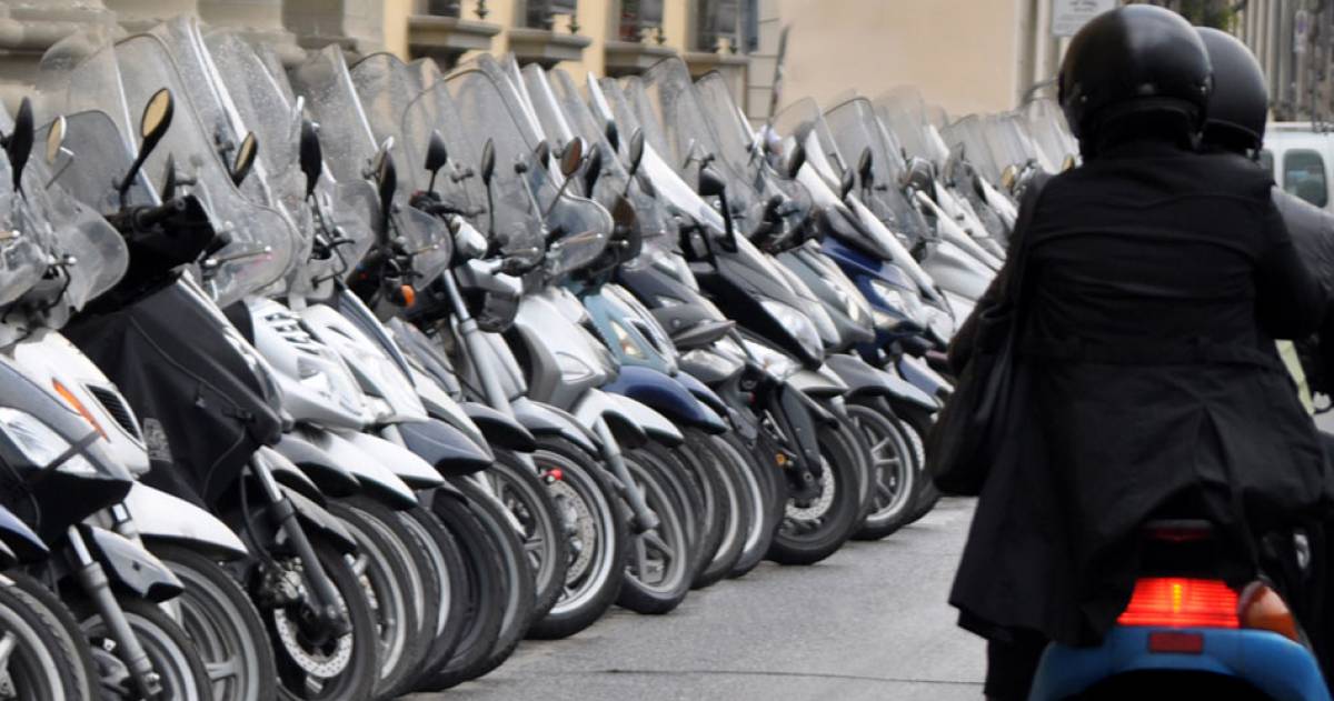 velen scooters langs de weg