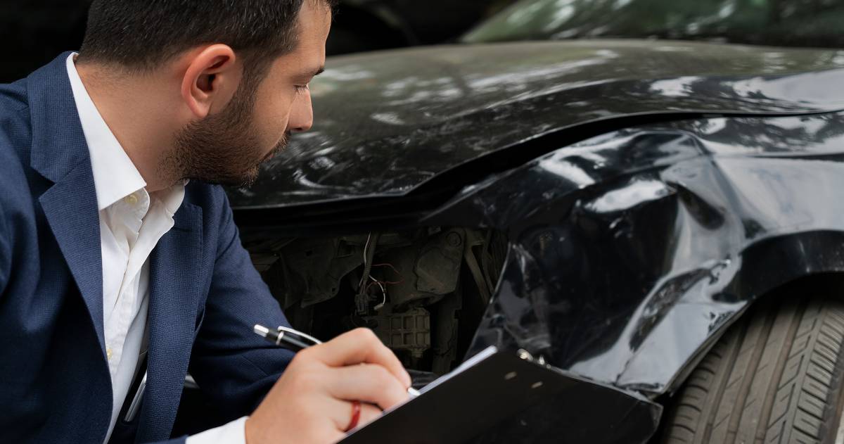 Man neemt schade auto op
