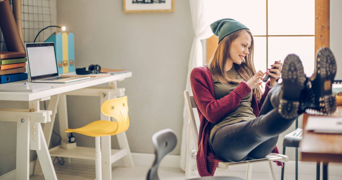 een studente in haar studentenkamer