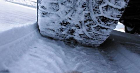 Autoband in de sneeuw