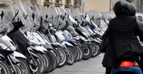velen scooters langs de weg
