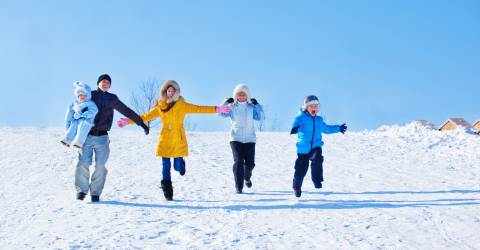 Gezin in de sneeuw