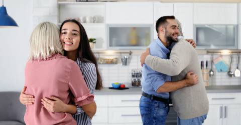 Ouders omhelzen kinderen